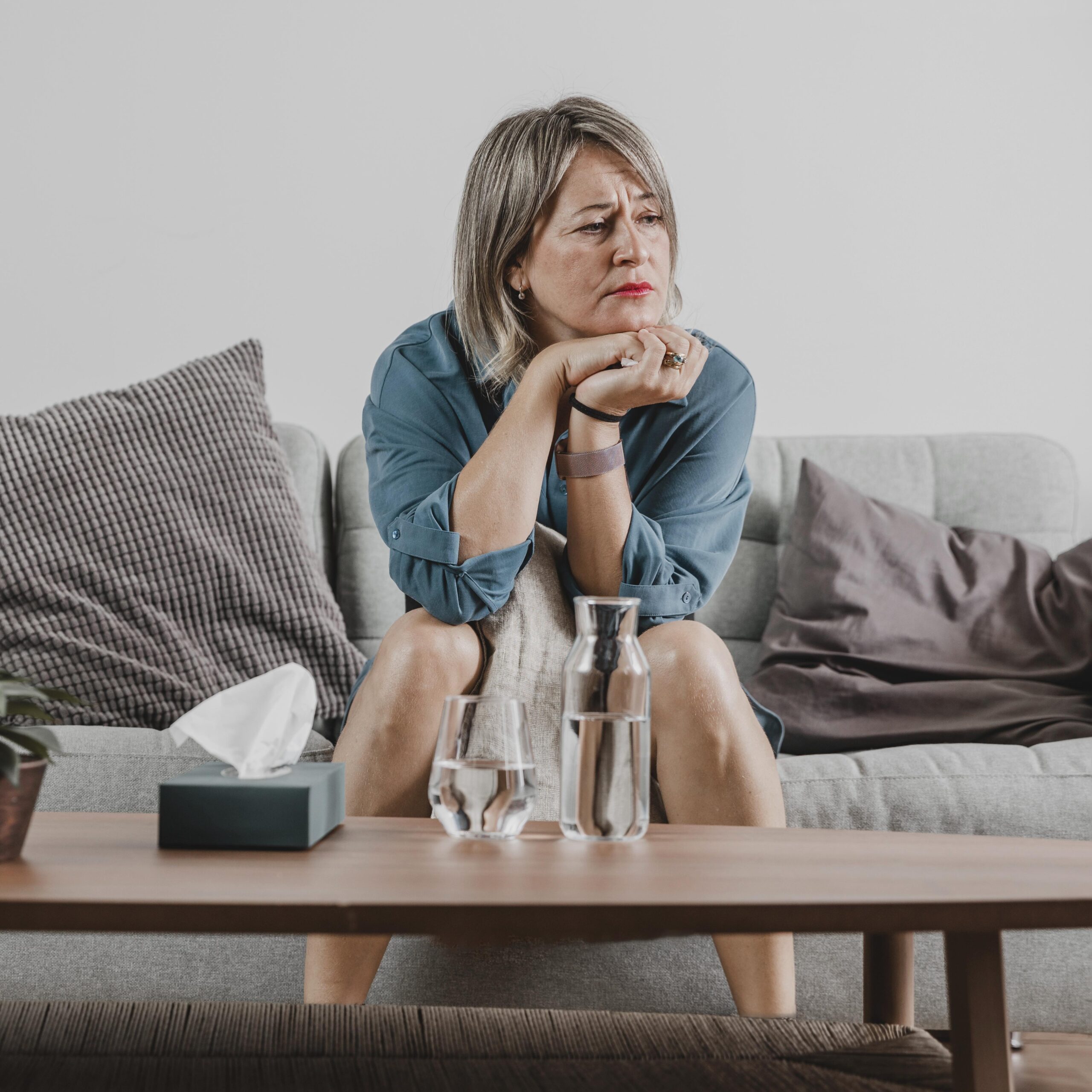 adult woman stressing out at home scaled - Salud mental y pandemia: "El encierro alien&oacute; a las personas, las volvi&oacute; m&aacute;s vulnerables"