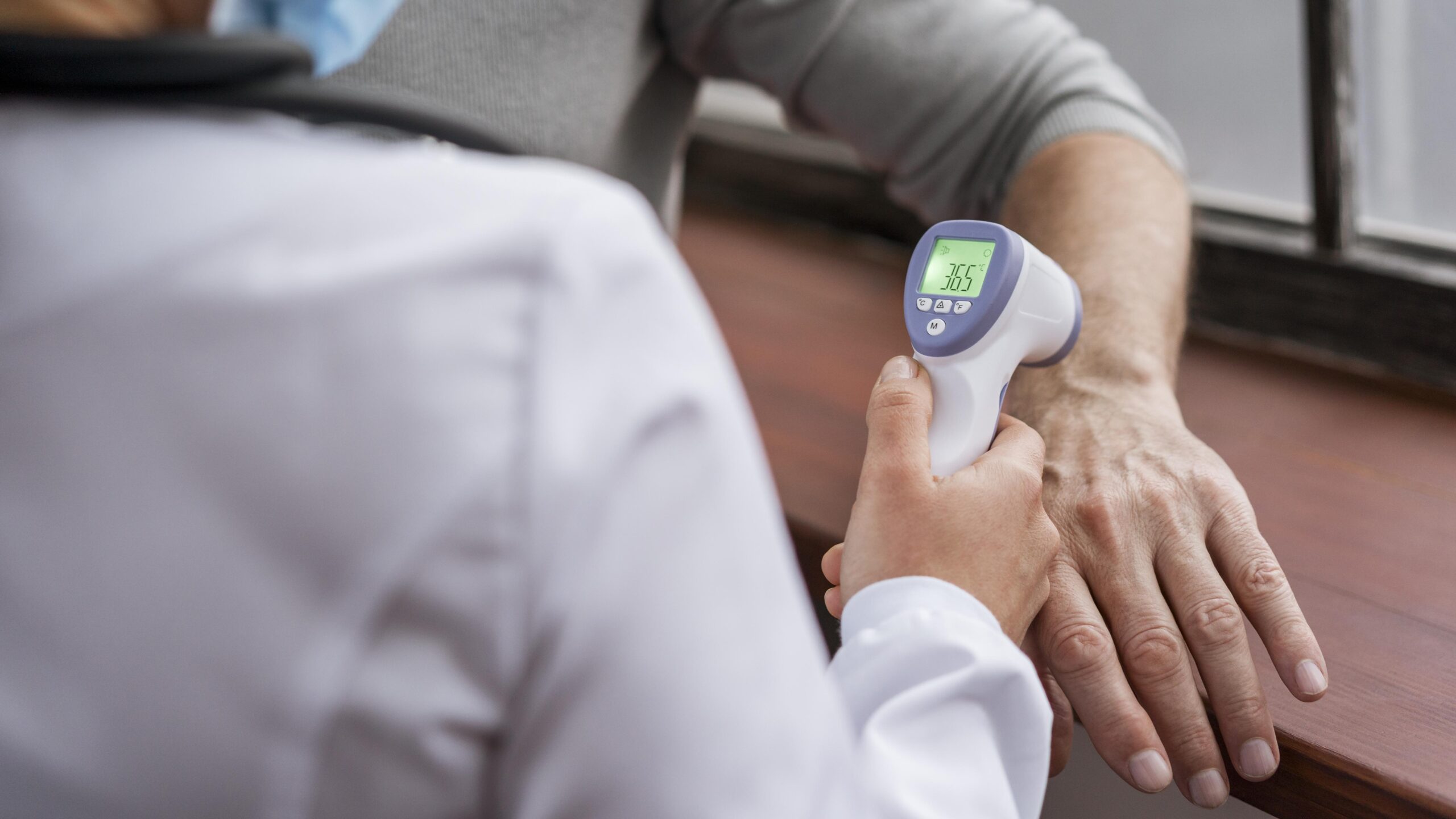 patient having his temperature checked scaled - Ciudad vacunara contra el Covid a menores de 60 con factores de riesgo