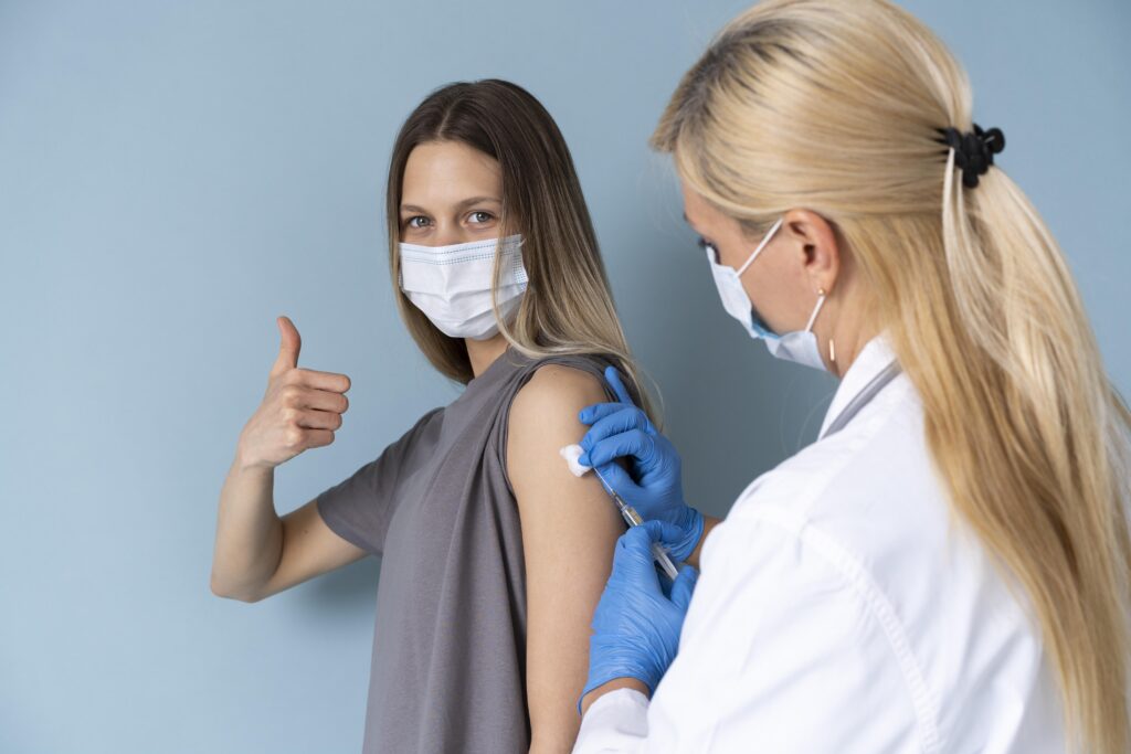 female patient with medical mask getting vaccine 1024x683 - Covid: Hasta cuándo seguirá mutando, qué pasará con las vacunas